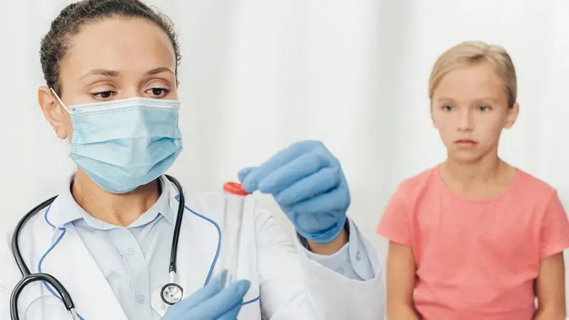 یک دکتر از کودکی آزمایش گرفته و به قوطی آزمایش نگاه می‌کند